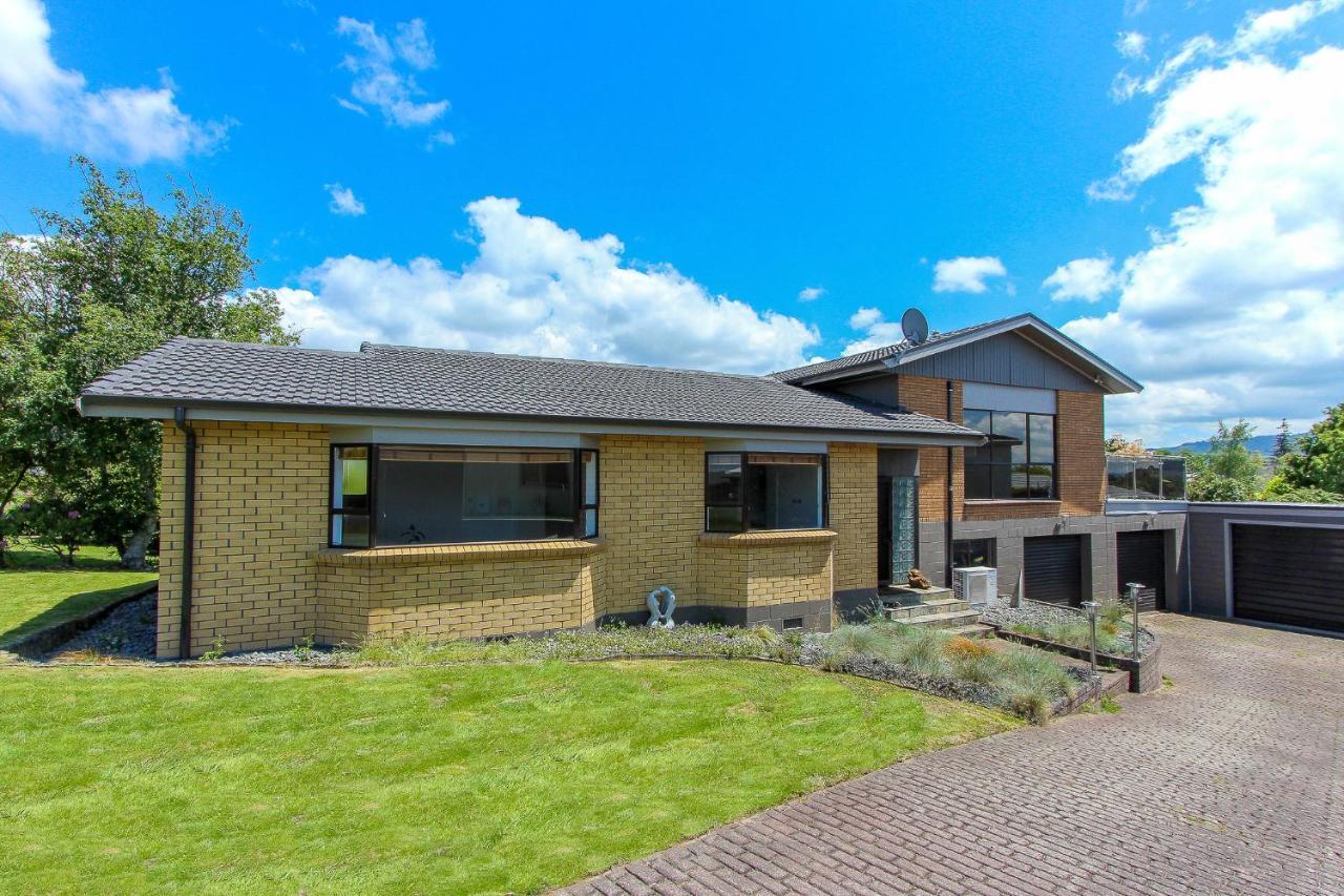 Spacious Retreat With Mountain View Rotorua Bagian luar foto